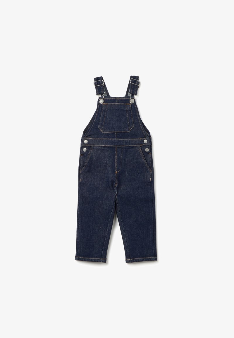 Donkerblauwe denim overalls voor kinderen met verstelbare schouderbanden, een borstzakje aan de voorkant, zijknopen en twee zijzakken op een witte achtergrond.