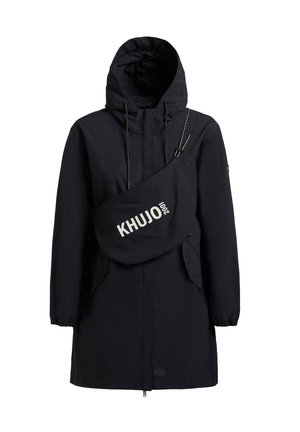 Černá kapucí parka s předním zipem, elastickými manžetami a přes rameno nošenou taškou s nápisem "KHUJO 2001".