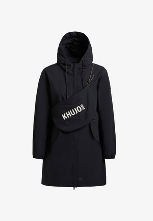 Černá kapucí parka s předním zipem, elastickými manžetami a přes rameno nošenou taškou s nápisem "KHUJO 2001".