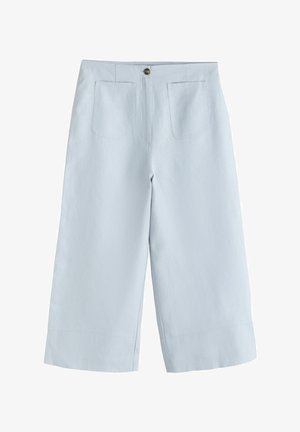 Světle modré široké kalhoty do poloviny lýtek s předními nášivkovými kapsami a jedním knoflíkem na zapínání v pase.