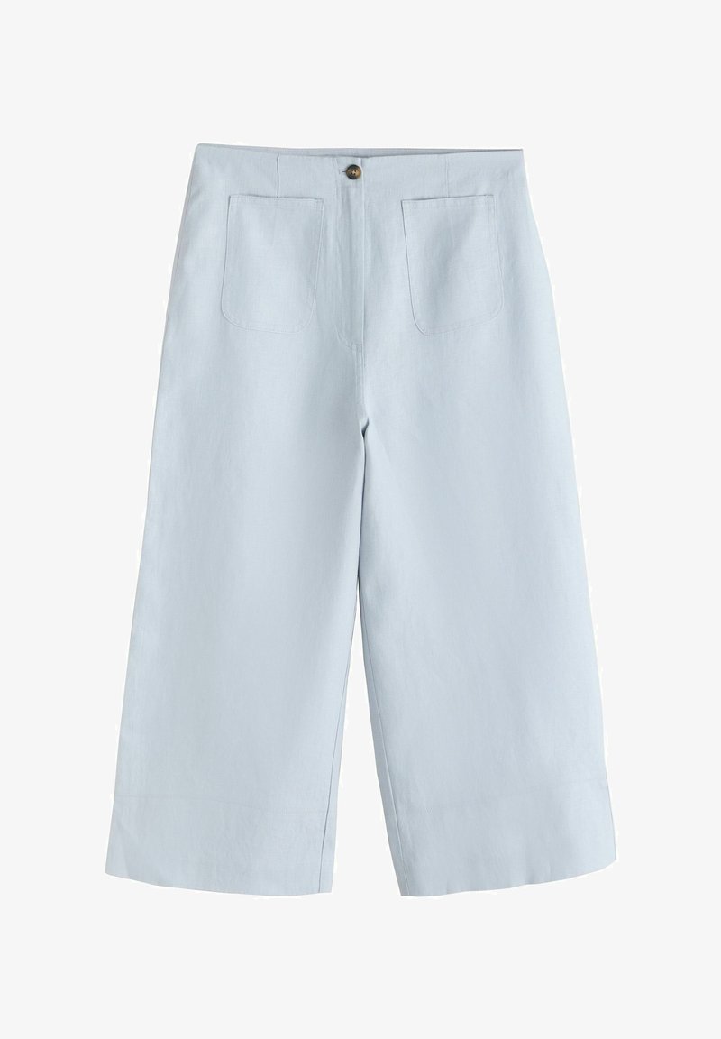 Pantalon large bleu clair raccourci avec poches plaquées devant et fermeture à bouton unique à la taille.