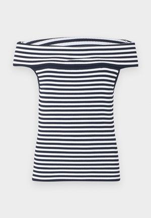 Top s rebrastim uzorkom, izrezom koji otkriva ramena, s tamnoplavo-bijelim vodoravnim prugama, uskim krojem i širokim preklopljenim ovratnikom.