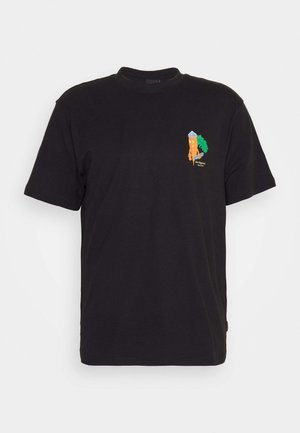 Camiseta de algodón negra con cuello redondo, que presenta un gráfico de una zanahoria naranja con un sombrero azul y detalles verdes en el lado izquierdo del pecho.