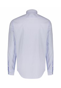 Camisa de manga larga azul claro con cuello con solapa, tela texturizada y puños abotonados. Presenta un dobladillo recto y un corte entallado.