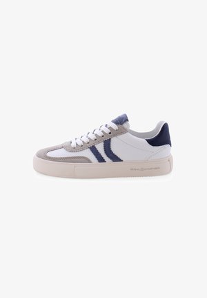 Wit en grijs lage sneaker met marineblauwe strepen, witte veters en beige zool, zijaanzicht met merknaam op de middenzool.