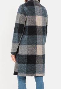 Geverfd jasje met kraag, featuring donkerblauwe, lichtblauwe, beige en zwarte vierkanten. Gemaakt van een gestructureerde wolmix, met lange mouwen.