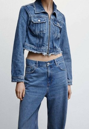 Gekürzte blaue Jeansjacke mit ausgefranstem Saum und Fronttaschen, kombiniert mit hoch taillierten blauen Jeans.