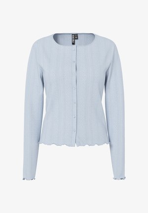 Jasnoniebieski kardigan z długim rękawem, okrągłym dekoltem, małymi guzikami z przodu, subtelnym pionowym wzorem oraz falistymi krawędziami na mankietach i dolnym brzegu.