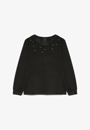 Czarny top z długim rękawem z okrągłym dekoltem ozdobionym metalowymi ćwiekami i małymi cyrkoniami, wykonany z miękkiego materiału z elastycznymi mankietami.