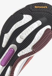 Semelle de chaussure avec des motifs de bande de roulement noirs, blancs et bordeaux, marquage Adidas L.E.R. en violet, amorti Boost et logo Continental jaune.
