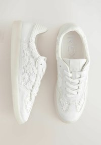 Sneaker bianche con tomaia in pelle testa di moro e dettagli in pizzo, dotate di suola in gomma bianca e lacci. Visibili le prospettive laterali e frontali.