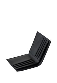 Czarny skórzany portfel o podwójnym składzie, z wieloma kieszeniami na karty, gładką teksturą i subtelnym logo wytłoczonym wewnątrz.