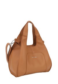 Borsa a mano in pelle marrone con forma arrotondata, due manici corti e tracolla removibile; presenta una tasca frontale e un logo in argento.