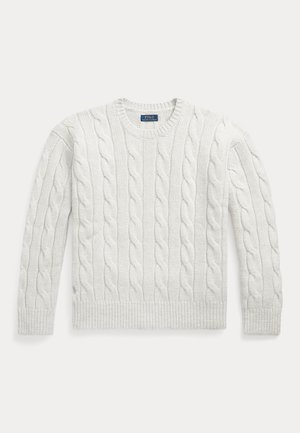 Pull blanc en maille torsadée à manches longues avec poignets et ourlet côtelés, doté d'un col rond et d'un petit logo brodé près du bas à gauche.