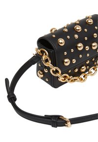 Borsa a tracolla in pelle nera con borchie tonde dorate, una tracolla a catena dorata e una forma rettangolare con superficie testurizzata.