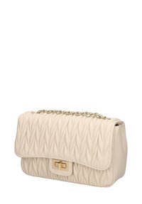 Borsa a tracolla in pelle beige trapuntata con pattina e tracolla in catena dorata. Presenta una chiusura in tono oro e una superficie liscia con pattern di cuciture diagonali.