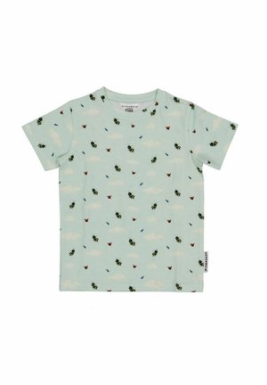 Lyseblå kortærmet t-shirt med et spredt mønster af bier, sommerfugle og skyer; lavet af blødt, åndbart bomuldsstof.
