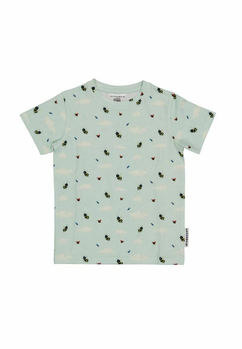 Ljusblå t-shirt med kort ärm och ett spritt mönster av bin, fjärilar och moln; tillverkad av mjuk, andningsbar bomullstyg.