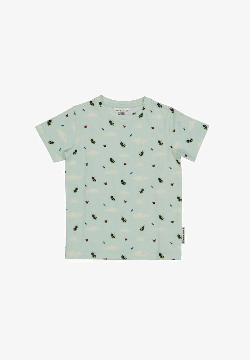 Ljusblå t-shirt med kort ärm och ett spritt mönster av bin, fjärilar och moln; tillverkad av mjuk, andningsbar bomullstyg.