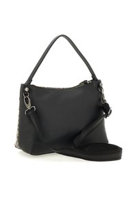 Borsa a spalla in pelle nera con texture, dotata di due manici rimovibili, accessori in argento e un scomparto principale con zip, presentata su uno sfondo bianco.