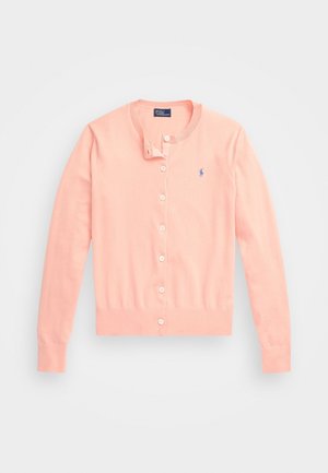Gilet rose clair à manches longues avec boutons blancs et un petit logo bleu sur la poitrine gauche, posé à plat sur un fond blanc.