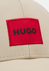 HUGO Keps - open beige