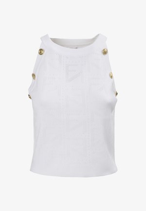 Weißer ärmelloser Pullover mit strukturiertem Strickmuster, ausgestattet mit goldenen Knöpfen an der linken Schulter und einem runden Ausschnitt.