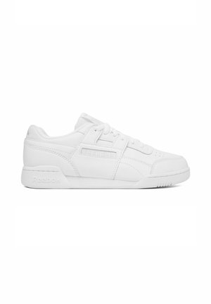 Weißer flacher Reebok-Sneaker mit Schnürverschluss, abgesteppten Paneelen und strukturierter Sohle, seitlich auf weißem Hintergrund dargestellt.
