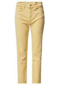 Vaqueros de mezclilla amarillos con un ajuste ajustado, diseño de cinco bolsillos, cierre de botón y dobladillo cosido. Textura suave con un tono claro y pastel.