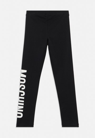 Mustad täispikkusega retuusid, mille vasakul jalal on valge vertikaalne tekst "MOSCHINO", lihtne vöökoht ja kitsas lõige.