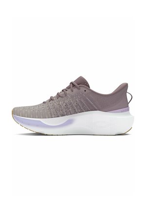 Hellblaue Sportschuhe mit strukturiertem Strick-Obermaterial, gepolstertem Kragen und einer weißen Zwischensohle mit einer flexiblen Außensohle.