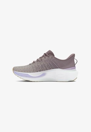 Baskets de sport mauves claires avec un dessus en maille texturée, un col rembourré et une semelle intermédiaire blanche avec une semelle extérieure flexible.