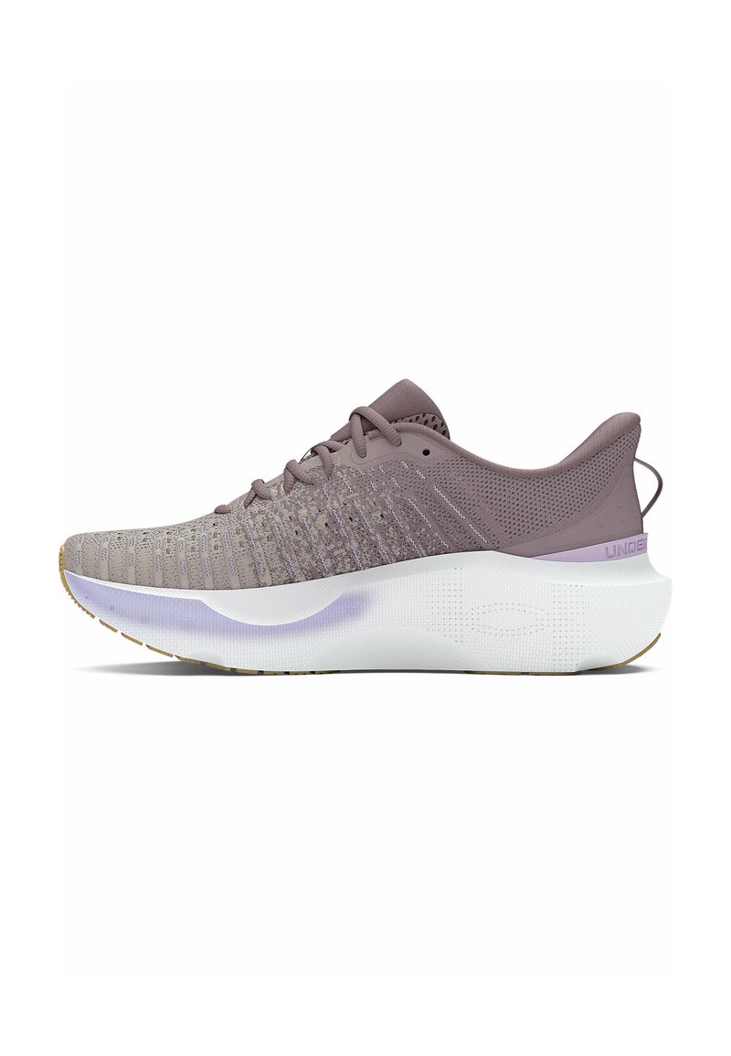 Lichtpaarse sportieve schoenen met een gebreide bovenkant met textuur, een gevoerde kraag en een witte tussenzool met een flexibele zool.