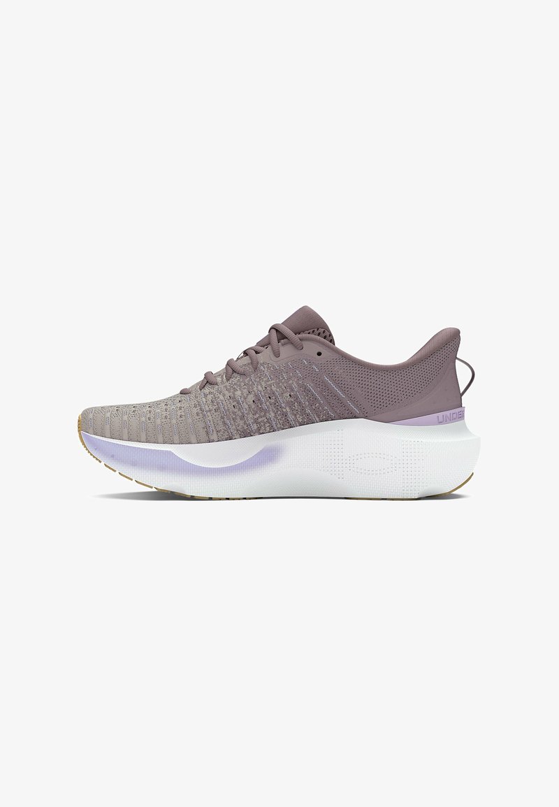 Baskets de sport mauves claires avec un dessus en maille texturée, un col rembourré et une semelle intermédiaire blanche avec une semelle extérieure flexible.