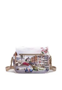 Borsa a tracolla con una stampa fotografica di una scena cittadina, con una texture morbida bianca e accenti beige. Include una tasca frontale con cerniera.