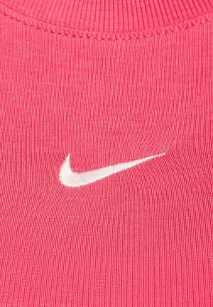 Maglietta rosa Nike con texture a coste, un collo alto e il logo swoosh bianco ricamato al centro.