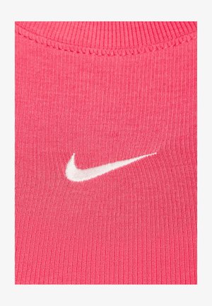 Maglietta rosa Nike con texture a coste, un collo alto e il logo swoosh bianco ricamato al centro.