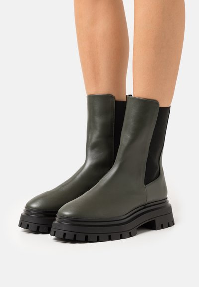 Stuart Weitzman BEDFORD BOOTIE - Enkellaarsjes met plateauzool - cargo green