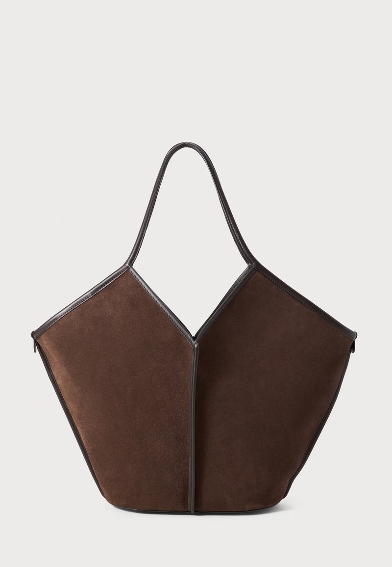 Saco tote de camurça castanho com um design em forma de V, apresentando um acabamento em couro liso e alças duplas para fácil transporte.