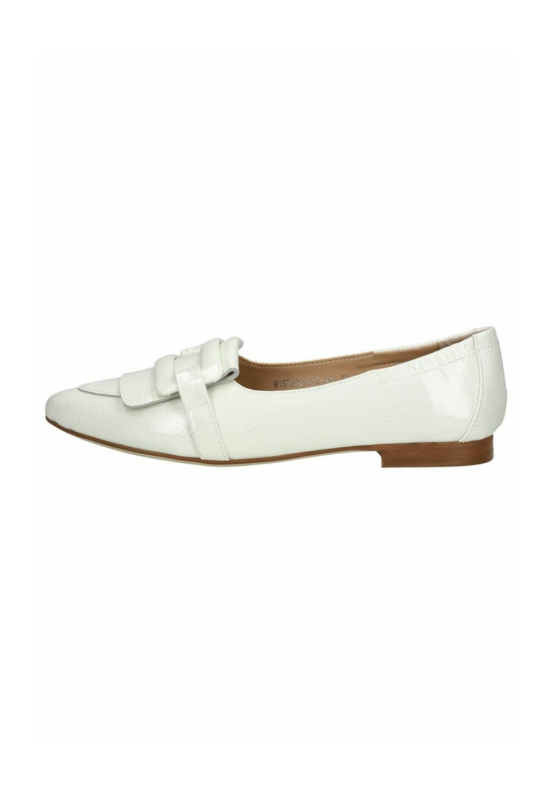 Ballerine bianche in pelle texturizzata con punta a ogiva, dotate di un ampio fiocco sulla parte superiore e tacco basso in legno marrone.