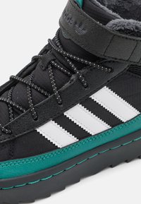 adidas Originals SUPERSTAR  UNISEX - Botas de inverno - core black/footwear white/active green