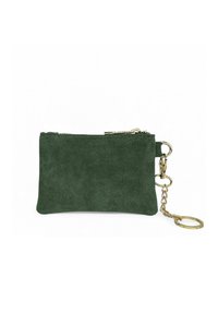 Pochette en suede vert avec une fermeture éclair dorée, attache de porte-clés et chaîne. Forme rectangulaire avec une texture lisse et un minimum de détails.