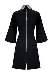 Czarna sukienka z dopasowanym korpusem, dzwonowymi rękawami i zapięciem na zamek. Posiada biały wzór w kratkę na kołnierzu. Gładka faktura materiału.