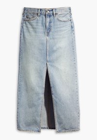 Jupe midi en denim bleu clair avec cinq poches, passants pour ceinture, bouton devant et fente centrale devant. La jupe a un ourlet brut et non fini.