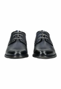 Scarpe stringate in pelle nera con finitura testurizzata, punta arrotondata e lacci grigi. Suola bassa con bordo liscio.