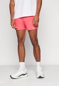 Nike Performance STRIDE - Korte sportsbukser - aster pink/black/reflective silver