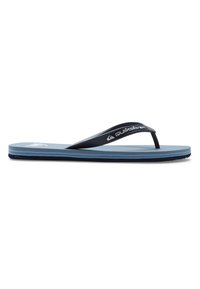 Sininen flip-flop-malli mustilla hihnoilla, tekstuuripintainen ja kerrostettu pohjarakenne. Sisältää logon hihnassa, kevyt materiaali mukavuutta varten.