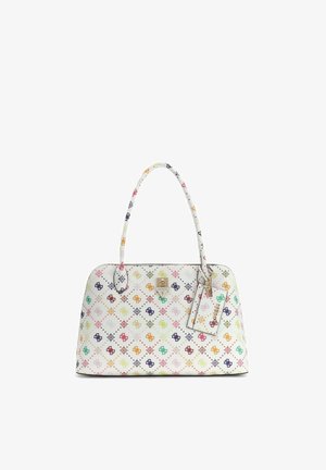Sac à main blanc avec motif de logo multicolore, double poignées, un fermoir à l'avant et une étiquette assortie attachée par une chaîne dorée.