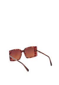 Ochelari de soare tortoiseshell maro cu rame pătrate, lentile maronii cu gradient și accente subțiri din metal pe brate. Design non-polarizat.