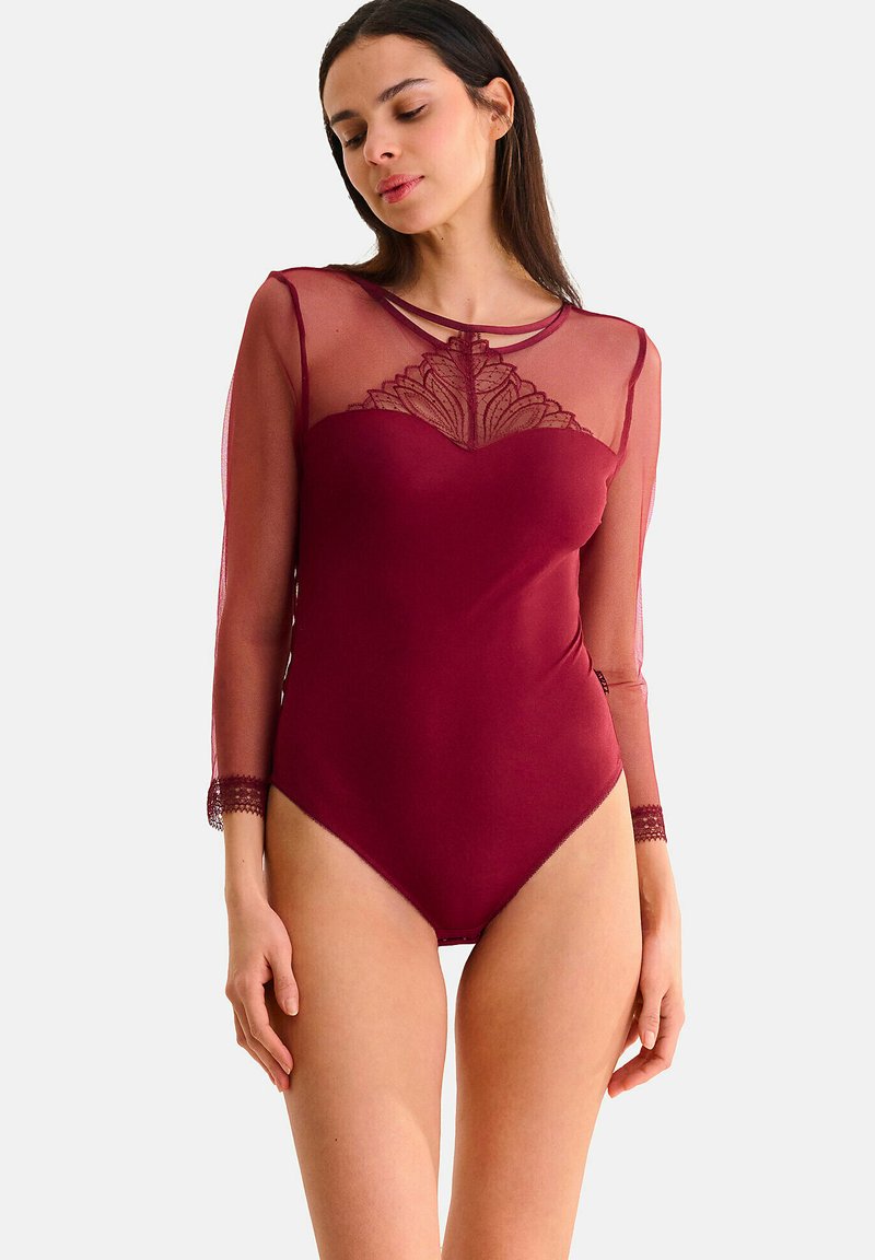 Bodysuit bordeaux à manches longues transparentes, présentant des broderies florales sur la poitrine et des accents en dentelle aux poignets. Texture lisse.